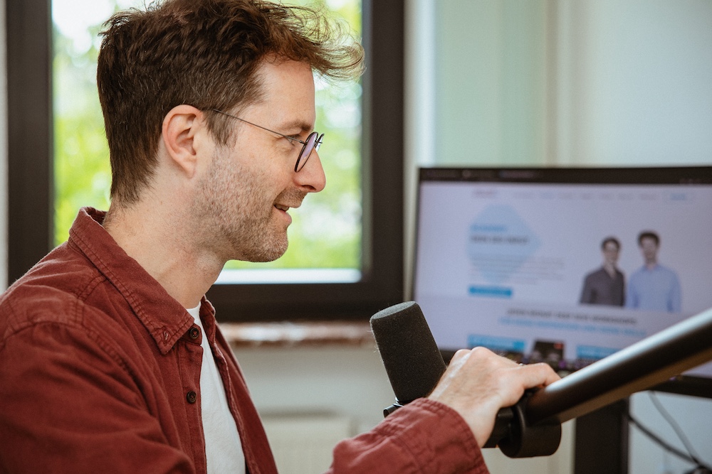 SEO Berater Fabian Jaeckert im Gespräch mit IT-Team wegen hreflang